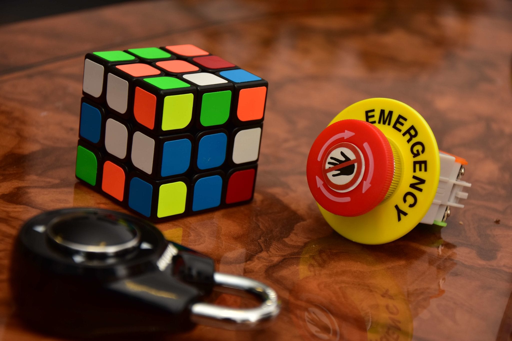 Zauberwürfel, Notfallknopf und Richtungsschloss als typische Rätsel im Escape Room